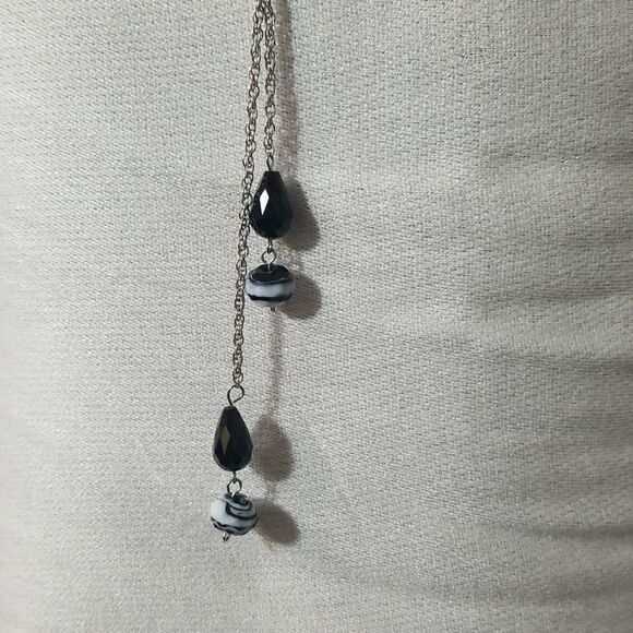 Black and White Jewelry Necklace and Earrings Set. J2-0211J - Picture 2 of 3